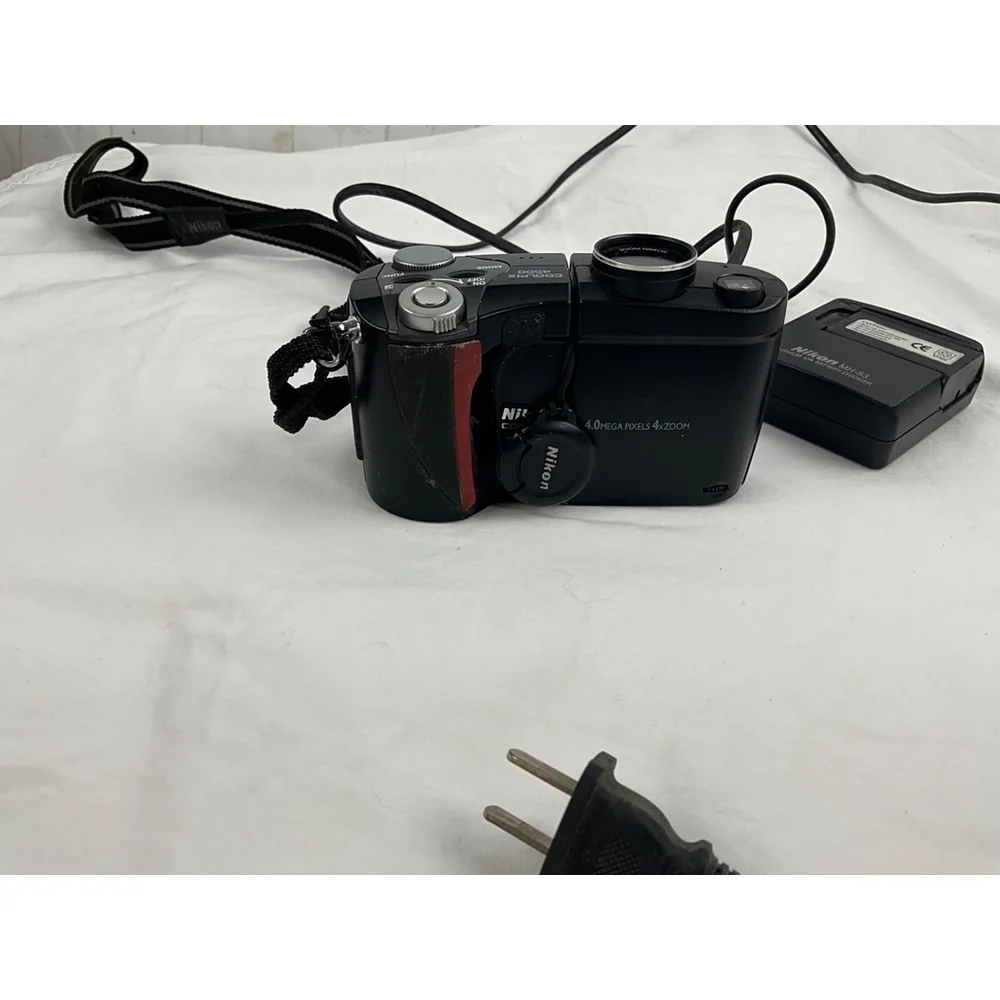 Nikon Coolpix 4500 4MP Digital Camera with Zoom Lens and Charger Used